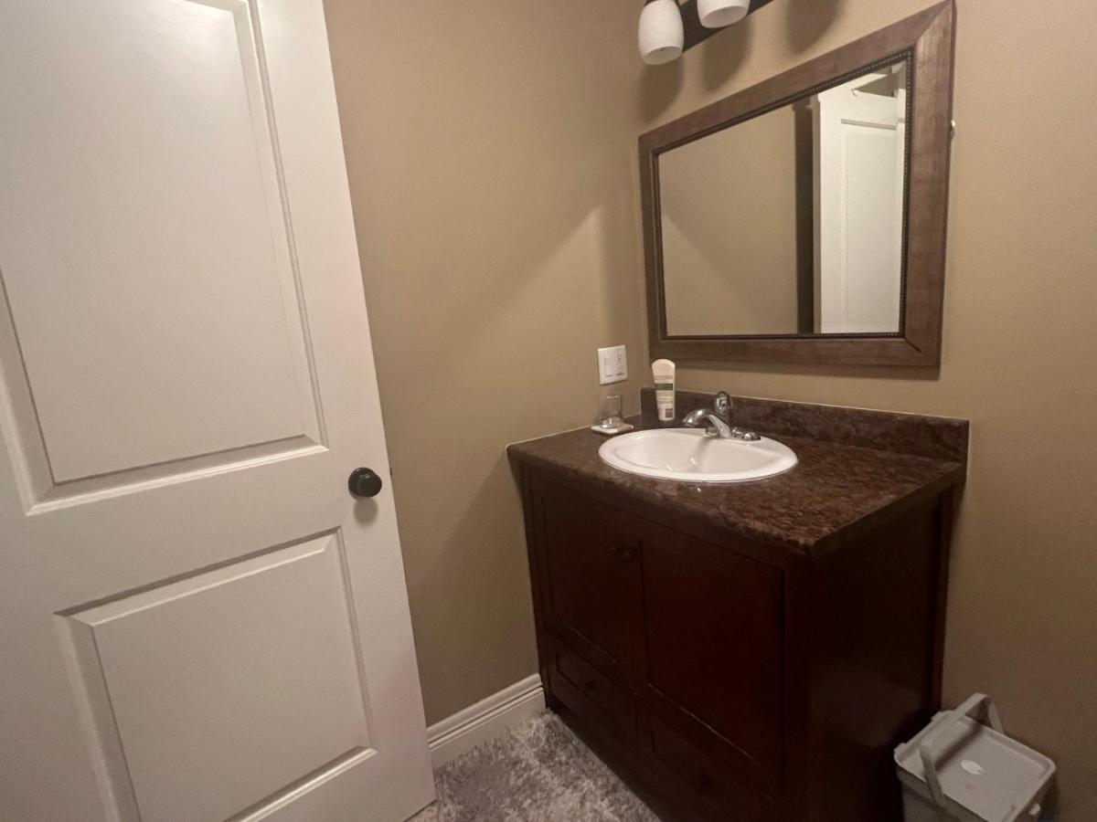 Cozy And Stylish Entire Suite In Халифакс Екстериор снимка